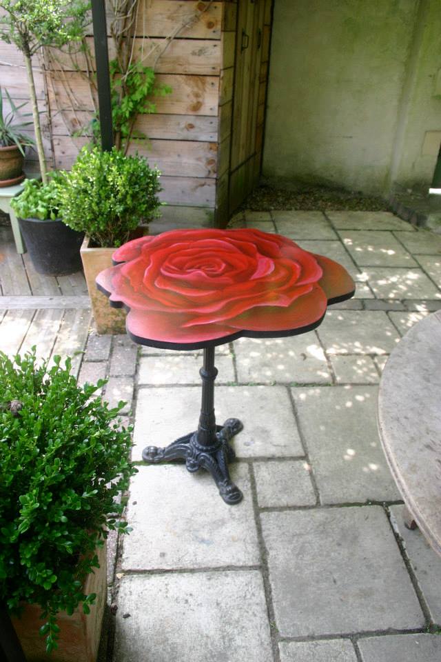 Table bistro rose peinte à la main