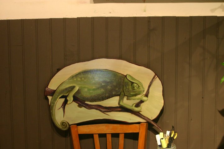Caméléon peinture sur bois vernis