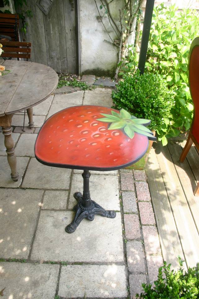 Table bistro fraise peinte à la main